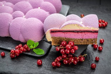 Bulutlu pembe kremalı kek. Koyu arkaplanda nefis ev yapımı tatlı..