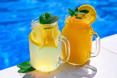 Arka planda soğuk limonata.