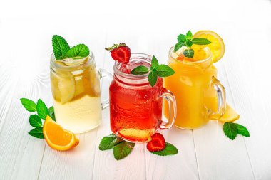 Çok renkli yaz içkileri. Mojito, limonata, çilek, çilekli limonata veya buzlu kokteyl.
