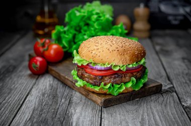 Tahta masada taze lezzetli bir burger. Restoranda nefis ızgara yemekler.