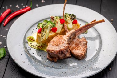 Rack of lamb with potato gratin and grilled broccoli. Photo for the restaurant menu
