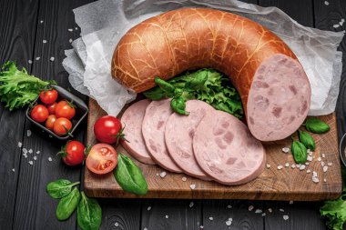 Koyu arkaplanda İtalyan usulü haşlanmış sosis. Farklı et türlerinden. Menü için fotoğraf. Reklamcılık.