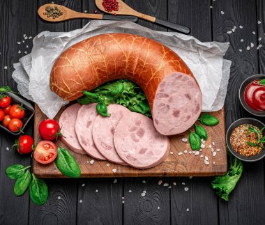 Koyu arkaplanda İtalyan usulü haşlanmış sosis. Farklı et türlerinden. Menü için fotoğraf. Reklamcılık.