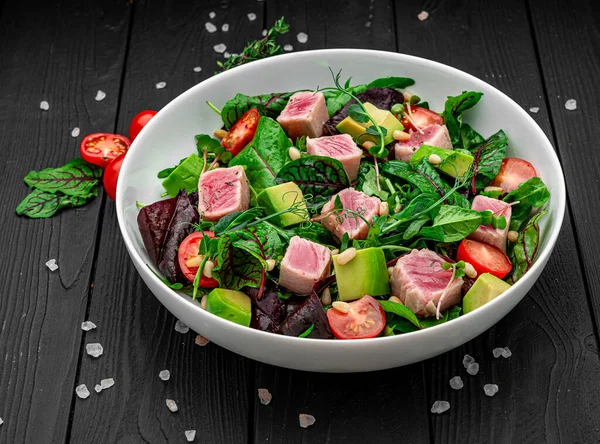 Thunfischsalat Traditioneller Japanischer Salat Mit Mittelseltenen Gegrillten Thunfischstücken Und Sesam — Stockfoto