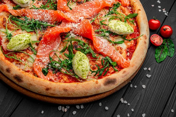 Pizza Com Salmão Creme Queijo Comida Saudável Servindo Comida Restaurante — Fotografia de Stock
