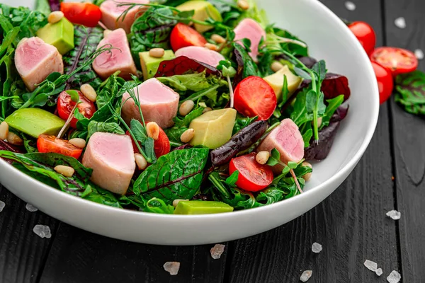 Thunfischsalat Traditioneller Japanischer Salat Mit Mittelseltenen Gegrillten Thunfischstücken Und Sesam — Stockfoto