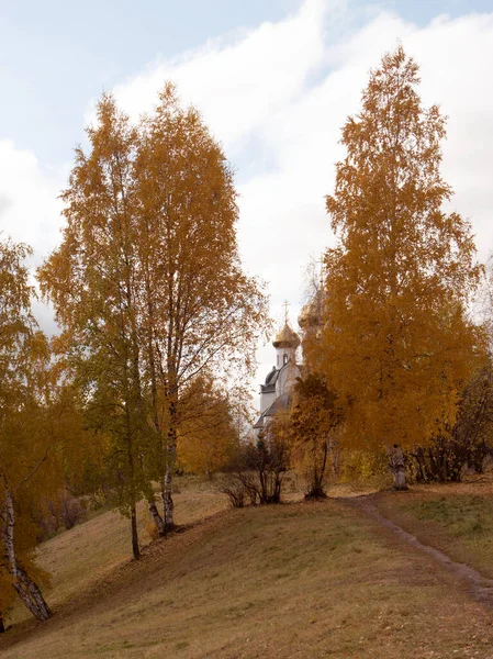 Herbstlandschaft Mit Einer Kirche Hintergrund Gelben Herbstbäumen Und Einer Kirche — Stockfoto