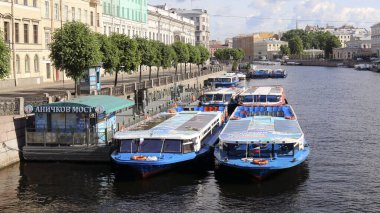 Fontanka nehri seti, Anichkov Köprüsü yakınlarındaki Fontanka Nehri 'nde eğlence tekneleri, Saint Petersburg, Rusya