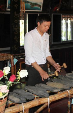 Vietnamlı müzisyen Dan Da ya da lithophone çalıyor. Vietnam geleneksel müzik aleti. Vietnam 'ın Orta İskoçya' sındaki etnik azınlık grupları tarafından canlandırıldı.  