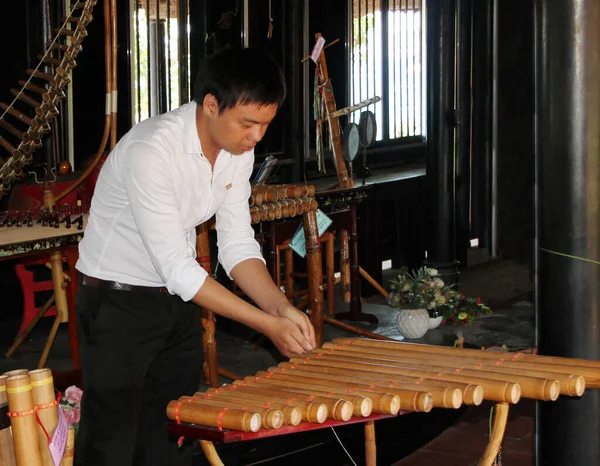 Musicista Vietnamita Suona Uno Strumento Musicale Tradizionale Vietnamita Klongput Strumento — Foto Stock