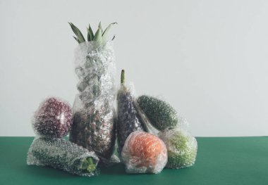 meyve ve sebzeler plastik ambalajla paketlenmiş.