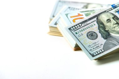 Beyaz arka planda yüz dolarlık kalça.