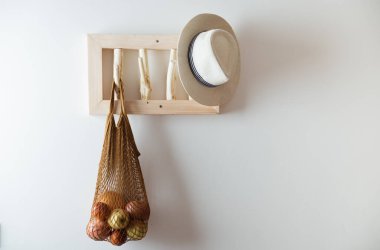 El yapımı ahşap askıda saman torbası. Yavaş yaşam yuvası kavramı. Yüksek kalite fotoğraf