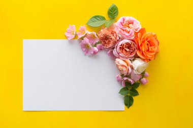 Sarı arka planda güllerle yapılmış çiçek süsü. Yüksek kalite fotoğraf