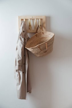 Çuval ve çukur el yapımı ahşap askıda. Yavaş yaşam yuvası kavramı. Yüksek kalite fotoğraf