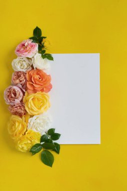 Sarı arka planda güllerle yapılmış çiçek süsü. Yüksek kalite fotoğraf