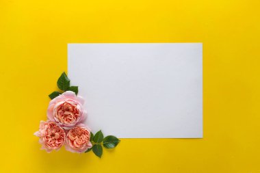 Sarı arka planda güllerle yapılmış çiçek süsü. Yüksek kalite fotoğraf