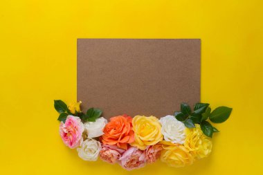 Sarı arka planda güllerle yapılmış çiçek süsü. Yüksek kalite fotoğraf