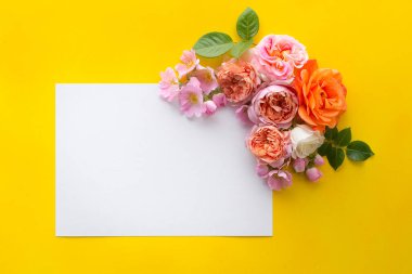 Sarı arka planda güllerle yapılmış çiçek süsü. Yüksek kalite fotoğraf