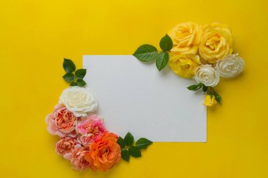 Sarı arka planda güllerle yapılmış çiçek süsü. Yüksek kalite fotoğraf