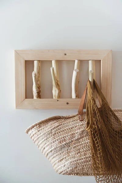 saman torbası ve el yapımı ahşap askılı ağ torbası. Yavaş yaşam yuvası kavramı. Yüksek kalite fotoğraf