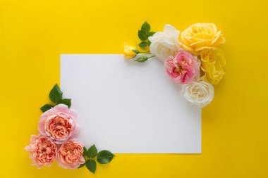 Sarı arka planda güllerle yapılmış çiçek süsü. Yüksek kalite fotoğraf