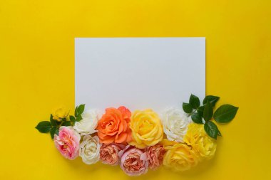 Sarı arka planda güllerle yapılmış çiçek süsü. Yüksek kalite fotoğraf