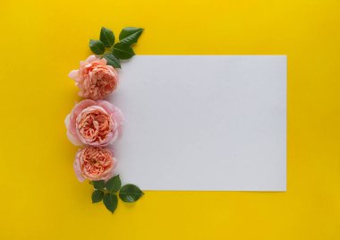 Sarı arka planda güllerle yapılmış çiçek süsü. Yüksek kalite fotoğraf