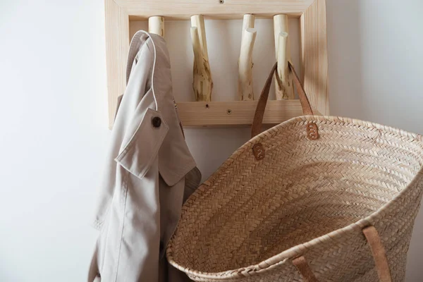 Çuval ve çukur el yapımı ahşap askıda. Yavaş yaşam yuvası kavramı. Yüksek kalite fotoğraf