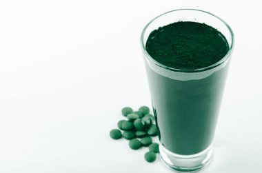 Su ve spirulina tozlu minimalist cam. Yüksek kalite fotoğraf
