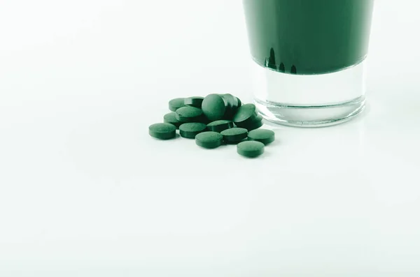 Vidrio Minimalista Con Agua Espirulina Polvo Foto Alta Calidad — Foto de Stock