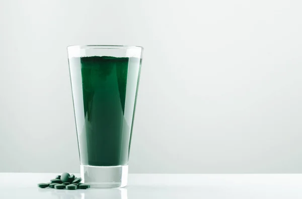 Minimalist Glass Water Spirulina Powder High Quality Photo — стоковое фото