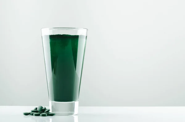 Vidrio Minimalista Con Agua Espirulina Polvo Foto Alta Calidad — Foto de Stock