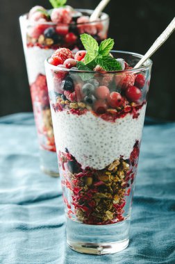 Chia, yoğurt ve meyveli sağlıklı bir kahvaltı. Yüksek kalite fotoğraf