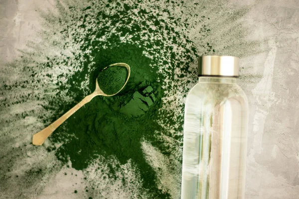 Espirulina Dispersa Sobre Fondo Hormigón Foto Alta Calidad — Foto de Stock