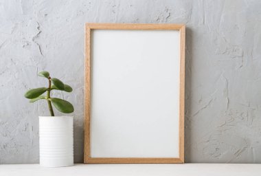 Beton duvarın yakınındaki İskandinav iç kısımlarında sulu şeyler var. maket yap