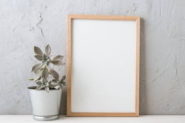 Beton duvarın yakınındaki İskandinav iç kısımlarında sulu şeyler var. maket yap