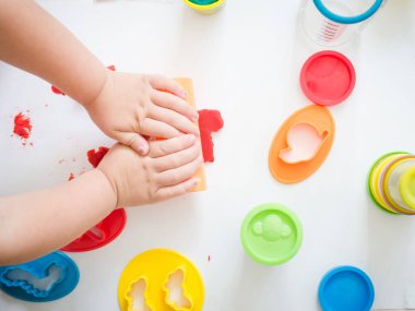 Çocuk anaokulunda renkli plastikinle oynuyormuş. Yüksek kalite fotoğraf