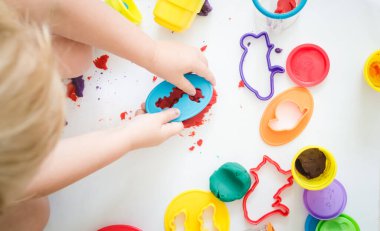 Çocuk anaokulunda renkli plastikinle oynuyormuş. Yüksek kalite fotoğraf