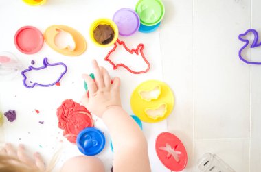 Çocuk anaokulunda renkli plastikinle oynuyormuş. Yüksek kalite fotoğraf