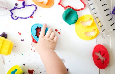 Çocuk anaokulunda renkli plastikinle oynuyormuş. Yüksek kalite fotoğraf