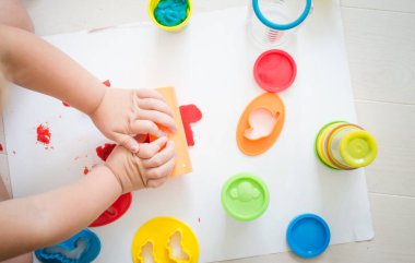 Çocuk anaokulunda renkli plastikinle oynuyormuş. Yüksek kalite fotoğraf