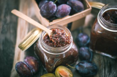 Üst manzara, cam kavanozdaki erik reçeli kaşıkla, ev yapımı tatlı.