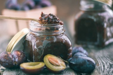 Cam kavanozda organik erik reçeli, ev yapımı tatlı