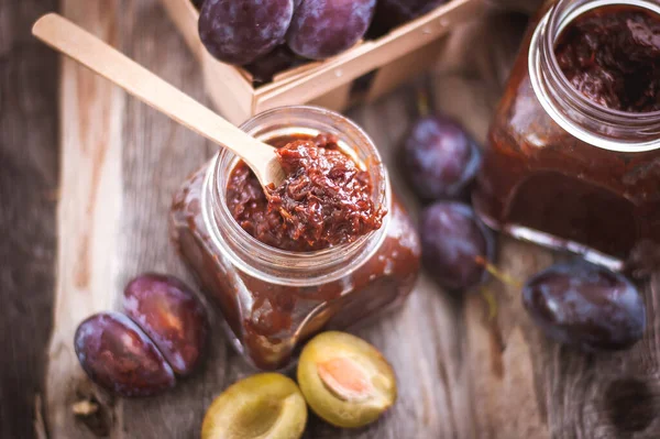 Cam kavanozda kaşıkla ev yapımı erik reçeli. 