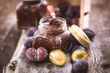 Cam kavanozda kaşıkla ev yapımı erik reçeli. 