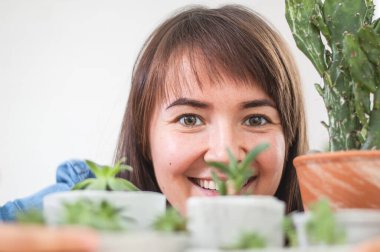 Küçük sulu çiçekleri olan kadın çimentoda yetişiyor.