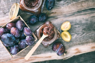 Üst manzara, cam kavanozdaki erik reçeli kaşıkla, ev yapımı tatlı.