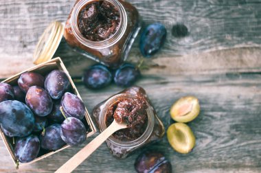 Üst manzara, cam kavanozdaki erik reçeli kaşıkla, ev yapımı tatlı.