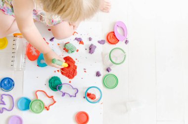 Çocuk anaokulunda renkli plastikinle oynuyormuş. Yüksek kalite fotoğraf